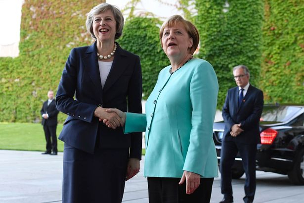The Daily Express: Ангела Меркел нанесе съкрушителен удар на Тереза Мей
