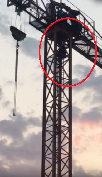 Пловдивчанка се вцепени от ужас, когато видя този "геройски подвиг" върху строителен кран (СНИМКИ/ВИДЕО)
