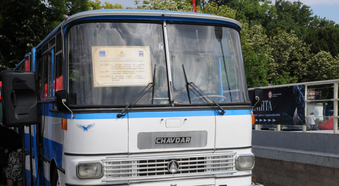 Една легенда си отива! Автобус "Чавдар" се отправи на последния си курс