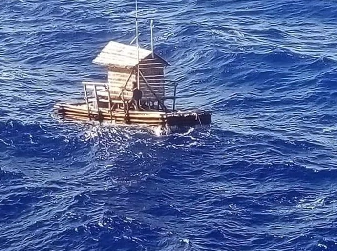 "Животът на Пи": Момче прекара 49 дни само на лодка в морето, яде сурова риба и пи солена вода, а накрая... (СНИМКИ/ВИДЕО)