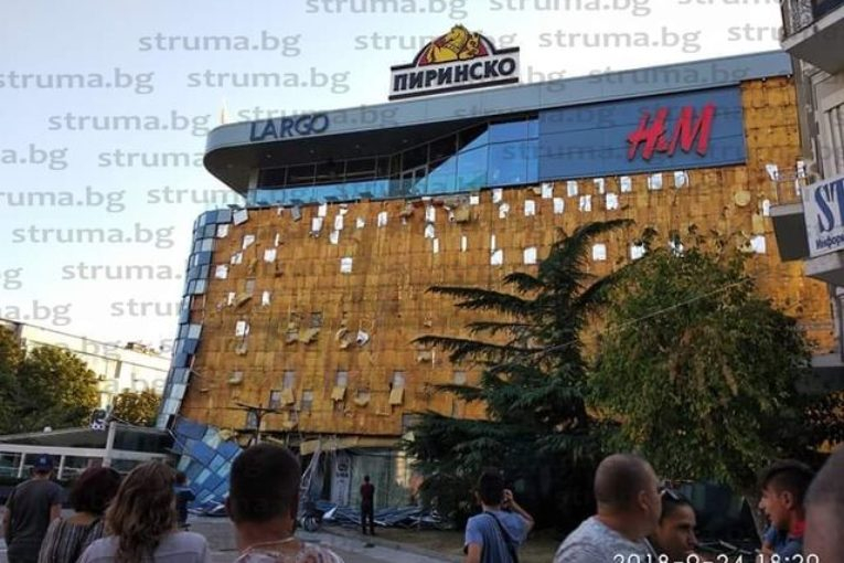 Ужас и паника в Благоевград! Рухна фасадата на мола - търсят затиснати хора! Ексклузивни СНИМКИ