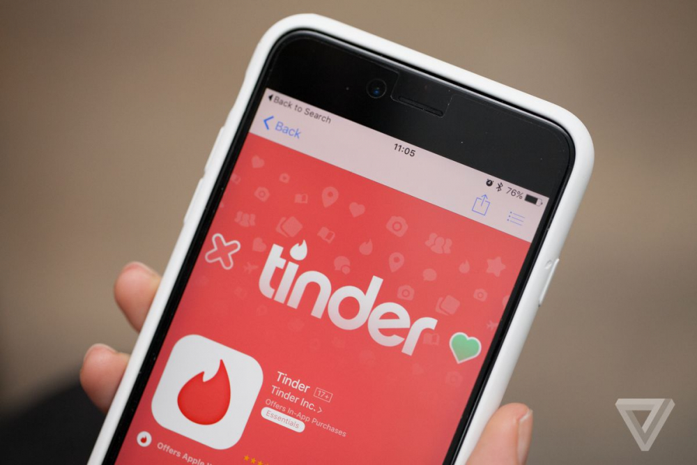 Tinder с нова функция! Жените ще трябва да пишат първи