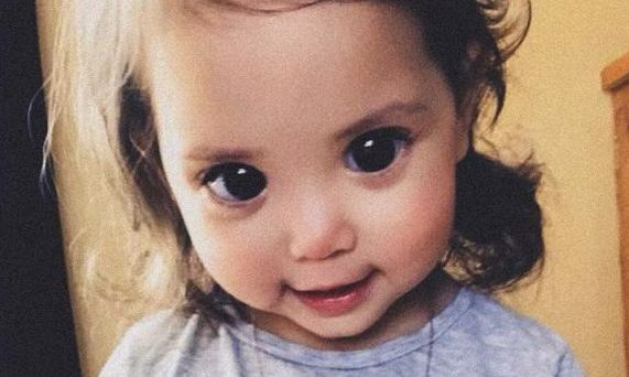 Малката Мелани прилича на свръхреалистична кукла, а огромните й "извънземните" очи чак плашат (СНИМКИ)