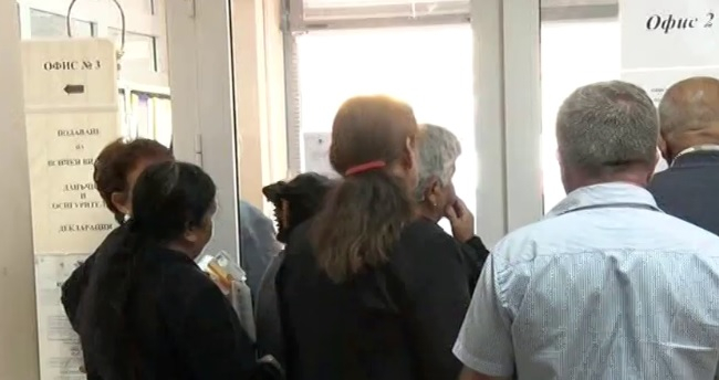 Хиляди земеделци на опашки пред данъчните служби в страната, какво се случва 