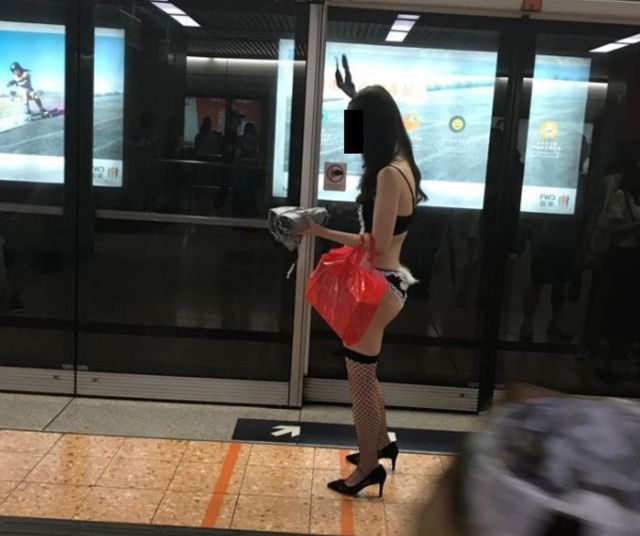 Всички си мислеха, че това разголено момиче в метрото е проститутка, а се оказа...
