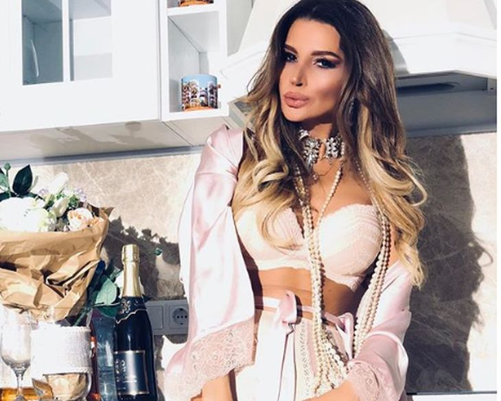 Есил Дюран смая мрежата със СНИМКА 18+ на голото й дупе от преди 15 години!