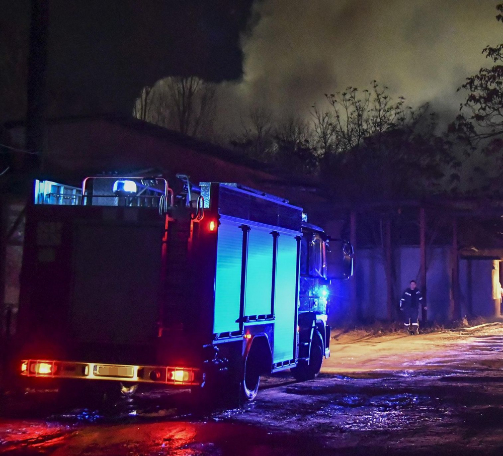 Пожарникари изгасиха огън във вилната зона на Ботевград, започнаха да разчистват и откриха нещо ужасно