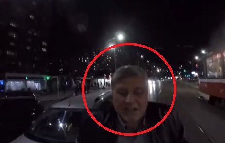 Нощна София в БЛИЦ! В яростна схватка белокос шофьор налита на моторист, който нарочно му е препречил пътя, за да го... (СНИМКИ/ВИДЕО)