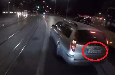 Нощна София в БЛИЦ! В яростна схватка белокос шофьор налита на моторист, който нарочно му е препречил пътя, за да го... (СНИМКИ/ВИДЕО)