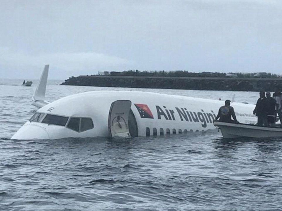Boeing 737-800 не уцели писта на летище и рухна в океана (СНИМКИ/ВИДЕО)
