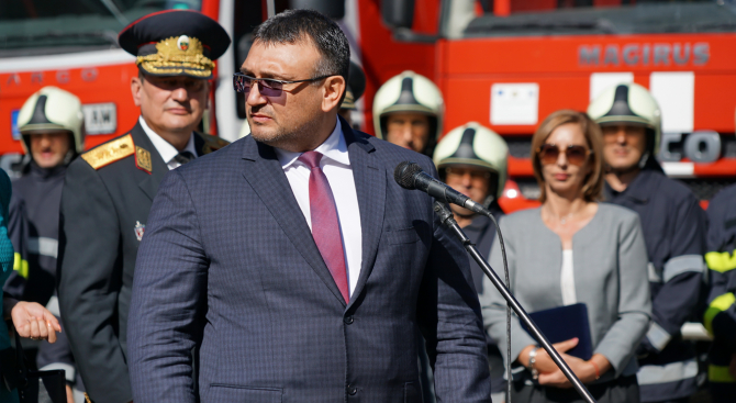 Младен Маринов удари по масата: Полицаи и пожарникари трябва да се чувстват сигурни по време на работа 