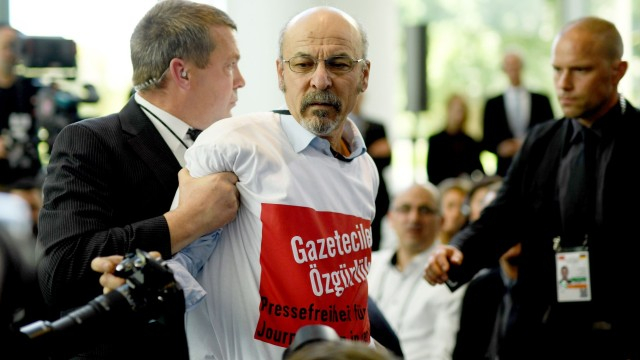 Паника на пресконференцията на Меркел и Ердоган, изведоха насилствено мъж (ВИДЕО)