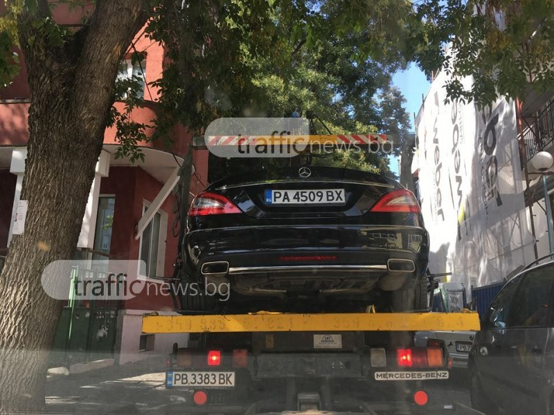 И богатите също плачат! Баровец с Мерцедес си помисли, че може да паркира в центъра на Пловдив, но... 