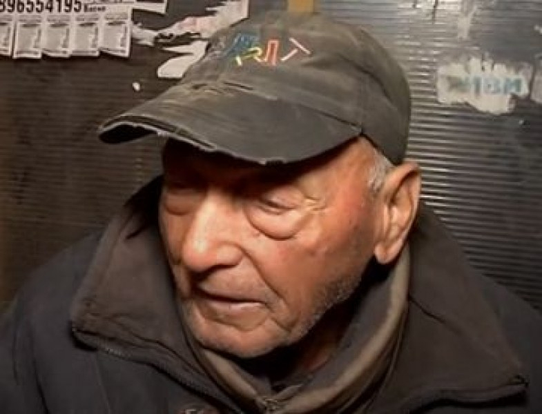 На дъното на мизерията! 86-годишен българин живее на спирка, плаши крадците с камъни