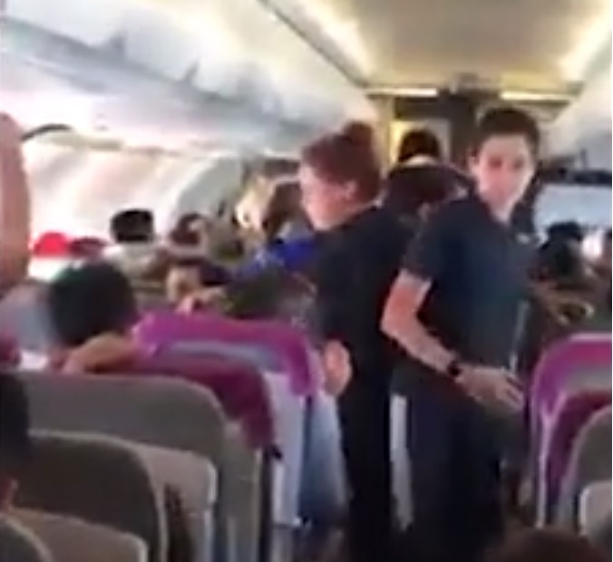 Пътник засне на ВИДЕО ужасните последствия от турболенция