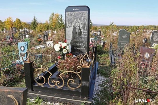 Сломени от мъката си родители поръчаха да изработят вместо надгробен камък най-любимата вещ на дъщеря си (СНИМКИ)