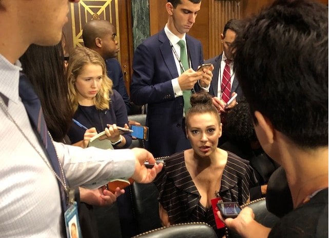 Инициаторката на #MeToo дойде с безсрамно деколте до пъпа в съда на дело срещу секс насилието (СНИМКИ)