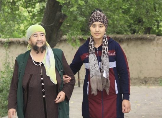 Баба от Казахстан смая света с 35-годишната си брада (СНИМКИ)