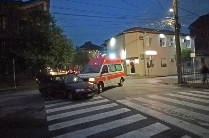 Свиленградска линейка бързаше към пациент в кома, но на едно кръстовище нещата се объркаха