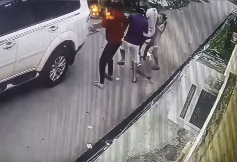 Въоръжени крадци нападнаха баща пред очите на малкото му момиченце, но то не се уплаши и... (ВИДЕО)