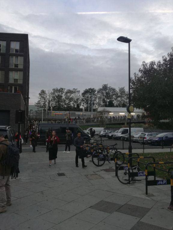 Извънредна ситуация в лондонското метро, евакуираха всички пътници (СНИМКИ)