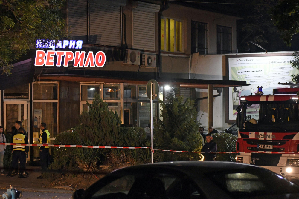 Горещи СНИМКИ от бандитската престрелка пред столичната пицария "Ветрило" 