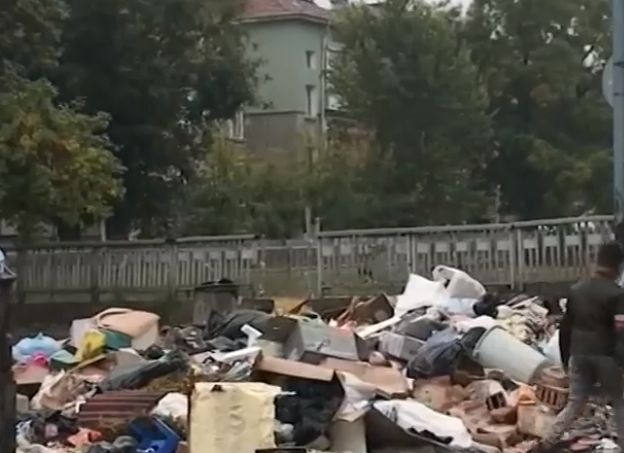 Полицейски участък в "Шекер махала" е заринат в боклуци, опасността е голяма! (ВИДЕО)