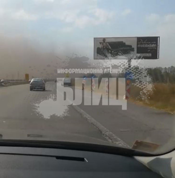 Плашещо странни черни облаци стреснаха жителите на "Кремиковци" (СНИМКИ/ВИДЕО)