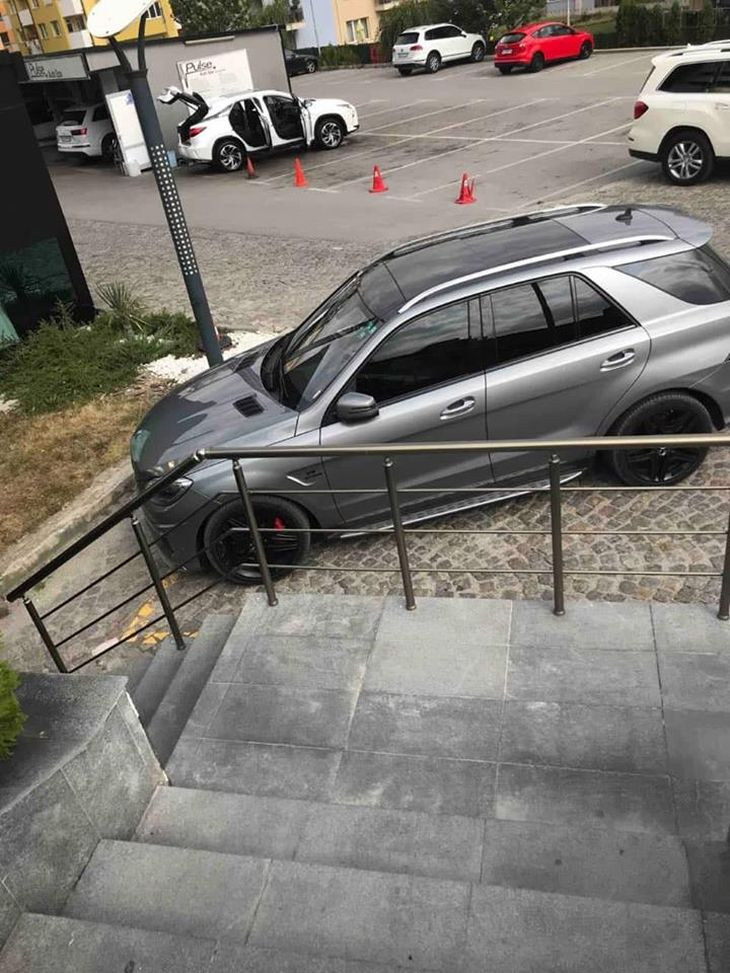 Бомба в БЛИЦ! Вижте в какъв лукс и охолство живеят двама от най-опасните автобандити в страната (ЕКСКЛУЗИВНИ СНИМКИ)
