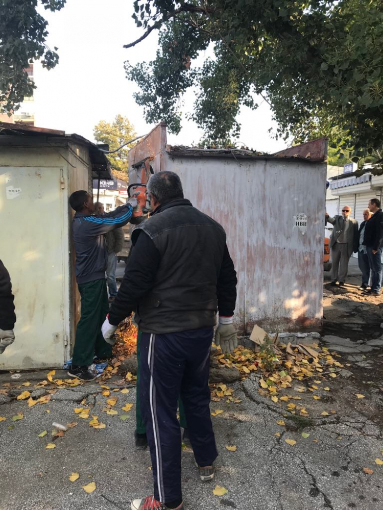 Общината подпука незаконни магазинчета и гаражи в „Столипиново“