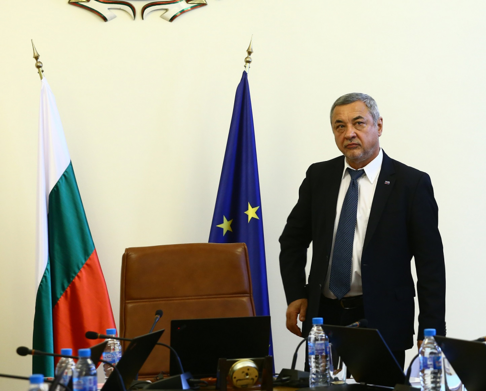 Масово недоволство срещу Валери Симеонов! Хиляди му искат оставката (СНИМКА)