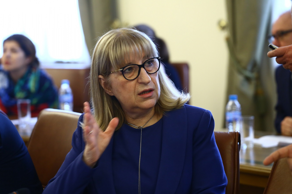 Цецка Цачева сяда на масата за тежки преговори!