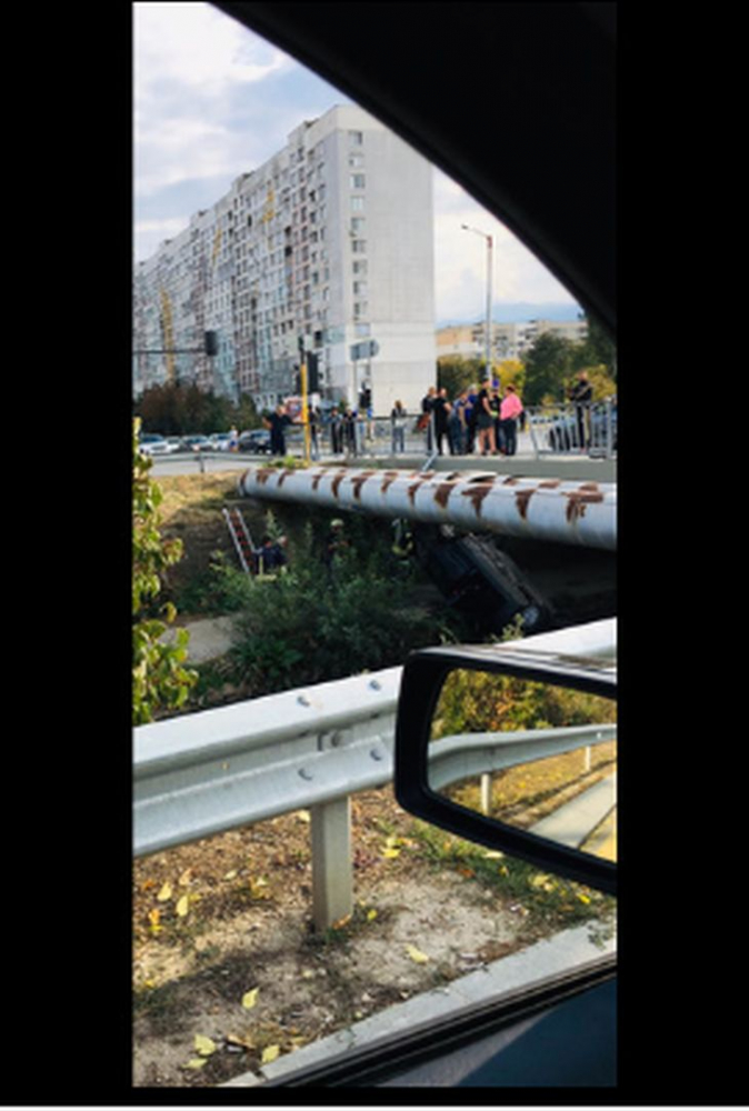 Това е колата, която падна в река "Перловска" в столицата! (СНИМКИ)