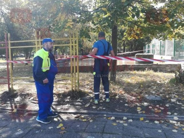 Отцепиха двора на бургаско училище заради страшна напаст (СНИМКИ)