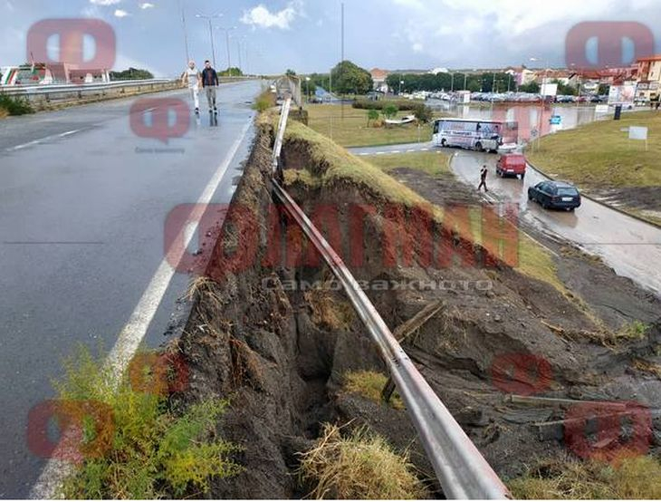 Десетки хора в паника за живота си след водния ад в Сарафово