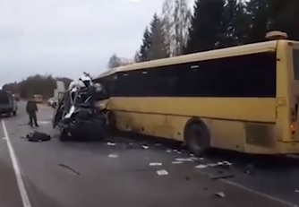 Касапница на пътя: Загинали са 13 души, 4 са ранени в меле между автобус и ван (ВИДЕО)
