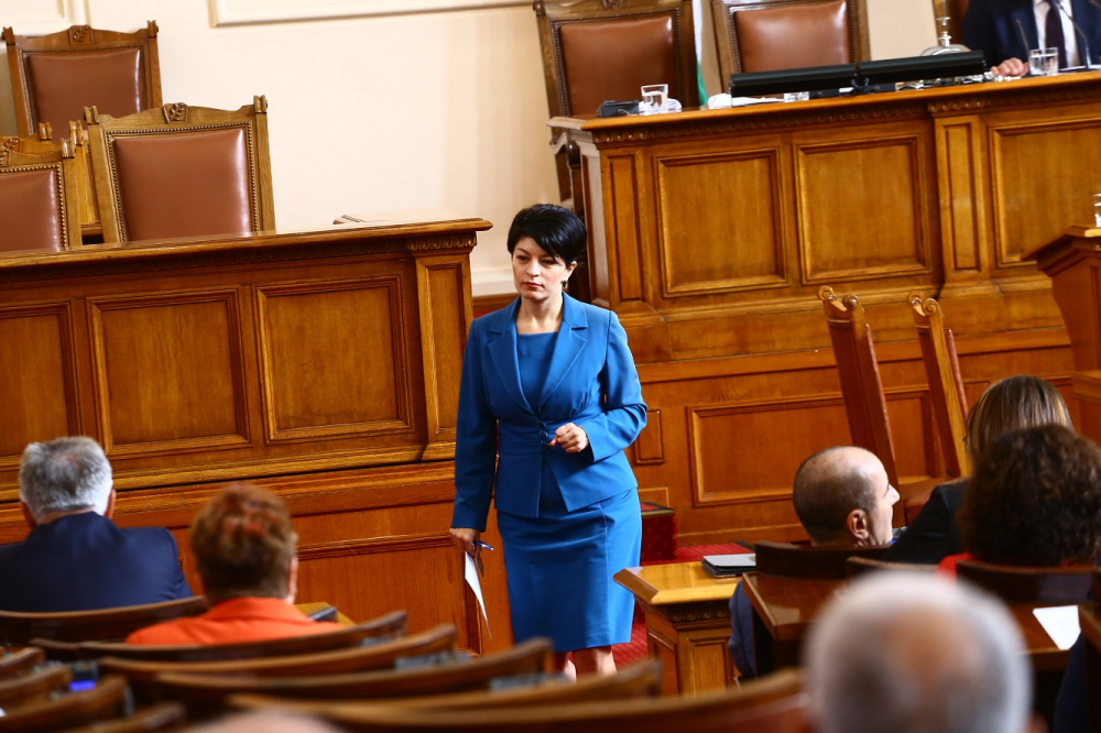 Деси Атанасова скърби за самоубилата се поетеса Петя Дубарова