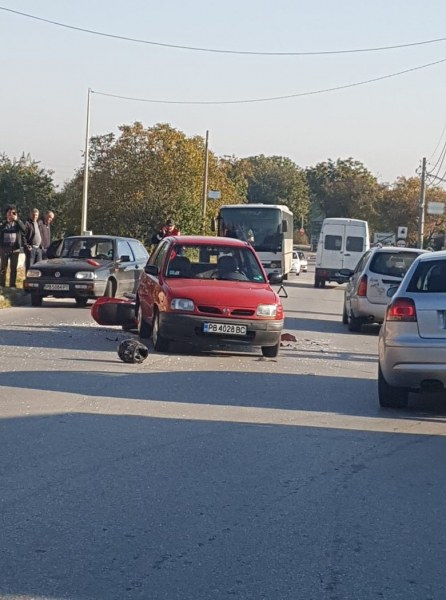 Кръв оплиска пътя на входа на село Брестник, каска на мотоциклетист се търкаля на шосето (СНИМКИ)