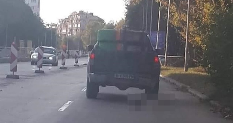 Зловеща гледка във Варна! Пикап влачи мъртво куче, издирват собственика с полиция 