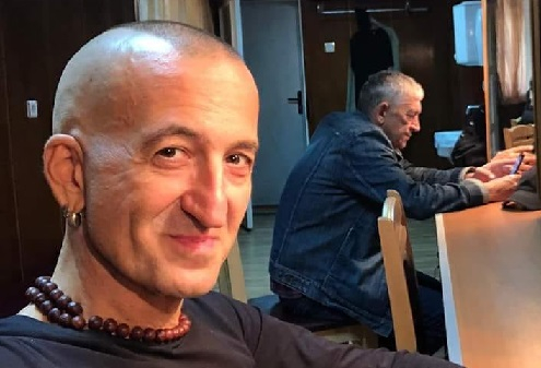 Какво се случва с Дони? Ребрата му изскочиха, изплаши с шокираща СНИМКА 