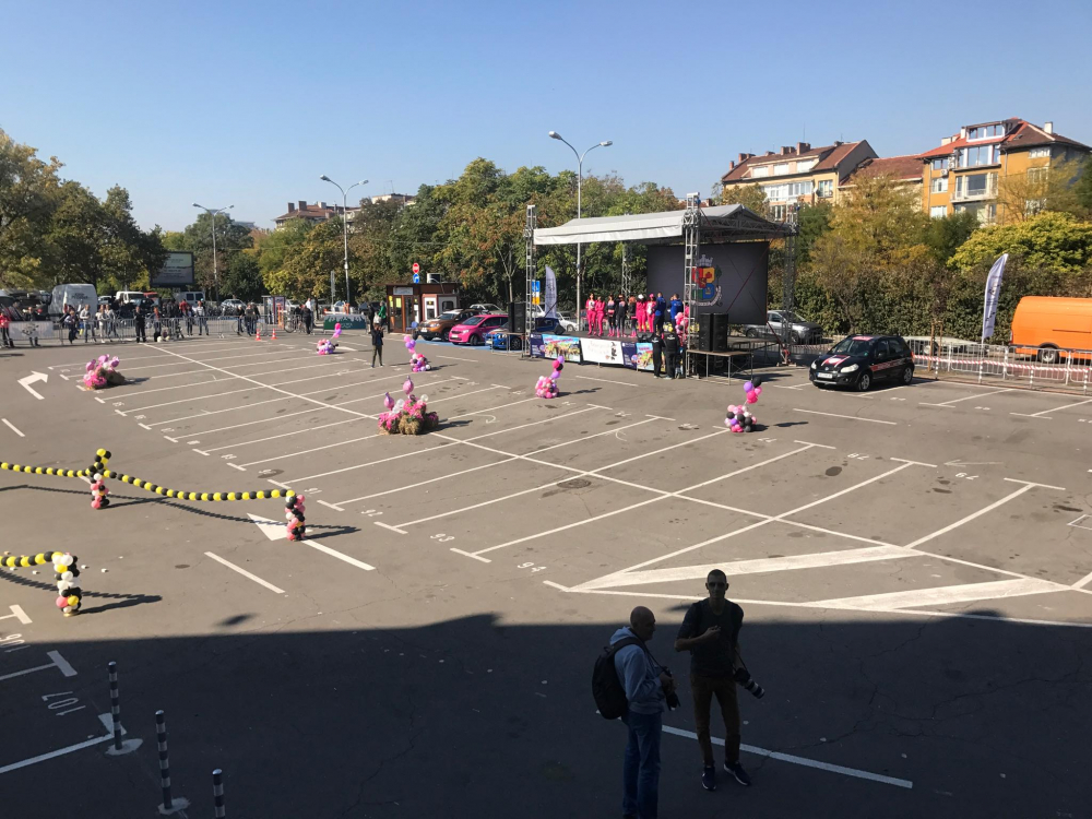Известни БГ красавици показаха класа зад воланите в автомобилното състезание "Овация 2018" (СНИМКИ)