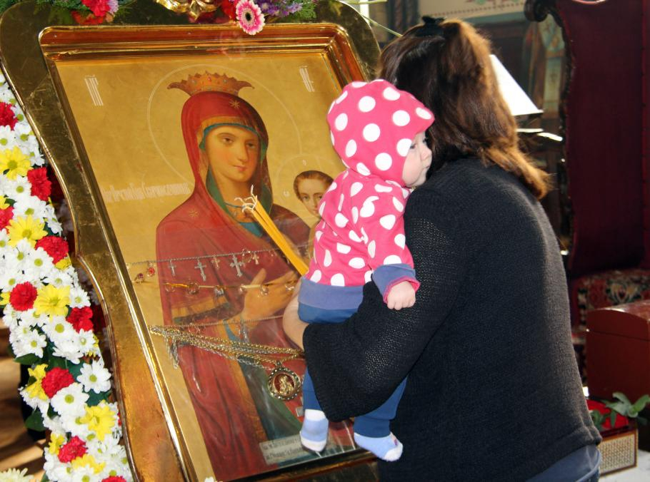Чудотворна икона на Богородица обикаля пет български града