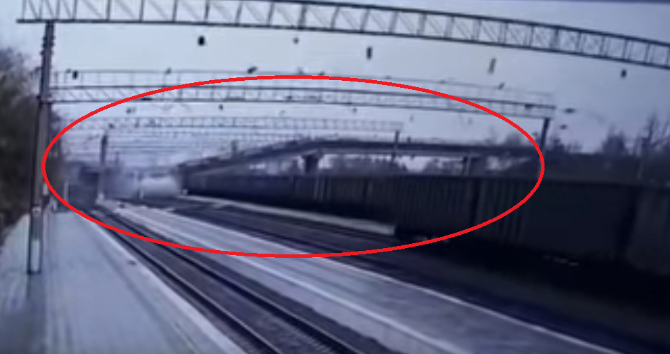 Ужас в Сибир: Мост се срути над Транссибириската линия (ВИДЕО)