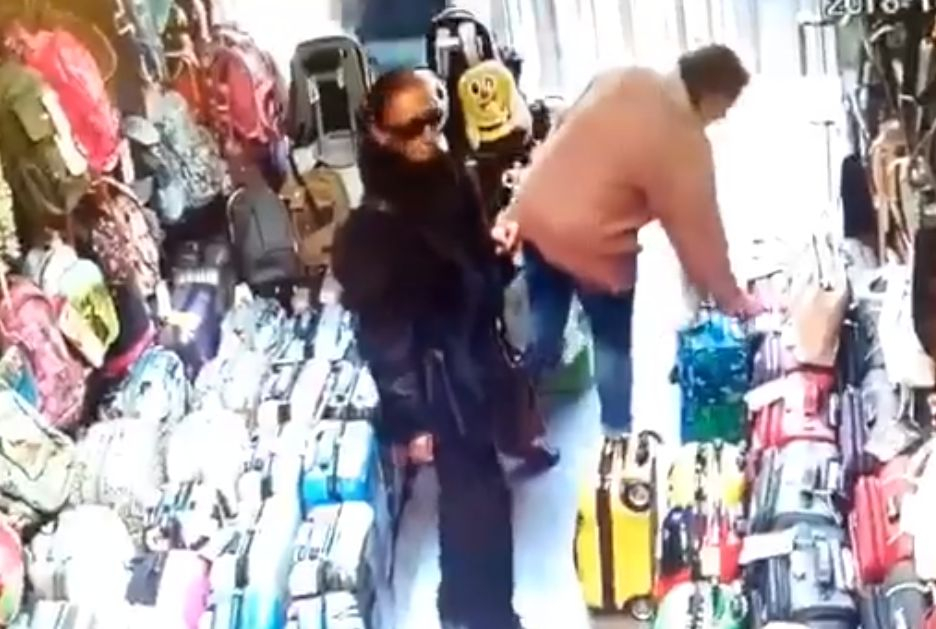 Тази дама влезе в столичен магазин за чанти и направи нещо много отвратително, без изобщо да подозира, че...  (ВИДЕО)