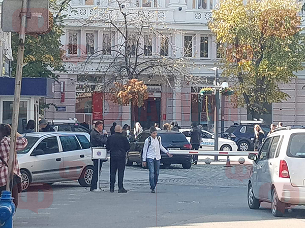 Екшън в Бургас! Жандармерия нахлу в голям клон на банка (СНИМКИ)
