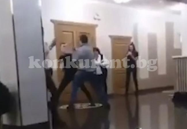 Деца се биха като обезумели в двора на школо във Вършец 
