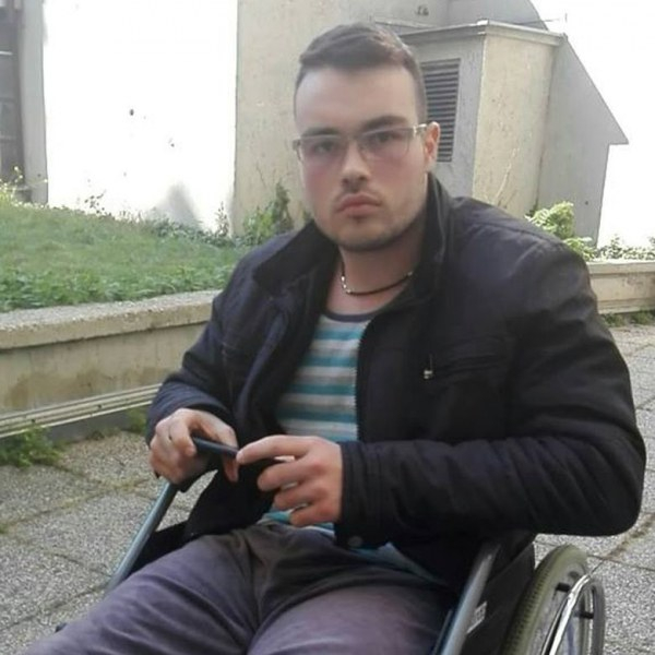 Махнаха имплантите на Петьо, когото Борисов “осинови“ за 1 ден