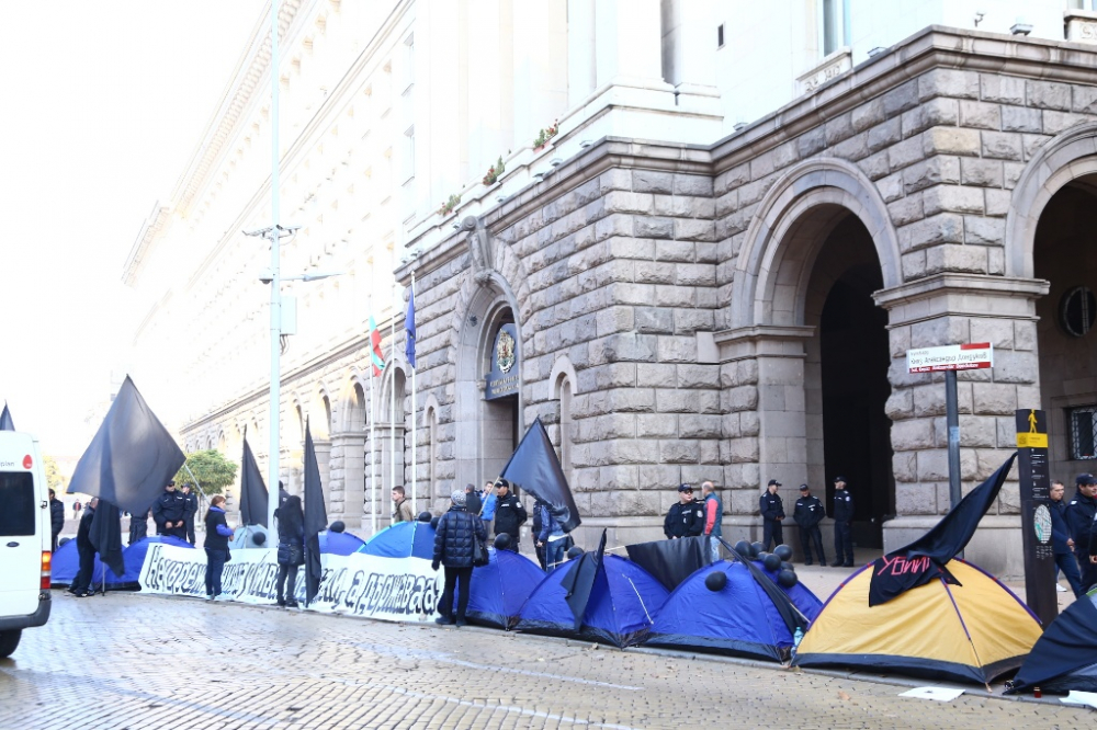 Фоторепортаж в БЛИЦ! Майките на деца с увреждания преспаха пред Министерски съвет 