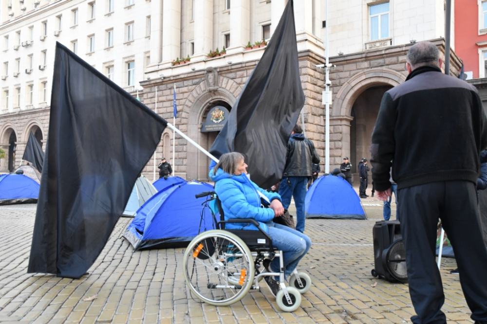 Фоторепортаж в БЛИЦ! Майките на деца с увреждания преспаха пред Министерски съвет 