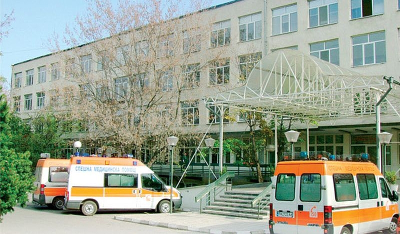 Почерня от полиция и роми пред болницата в Пазарджик заради починалото дете!